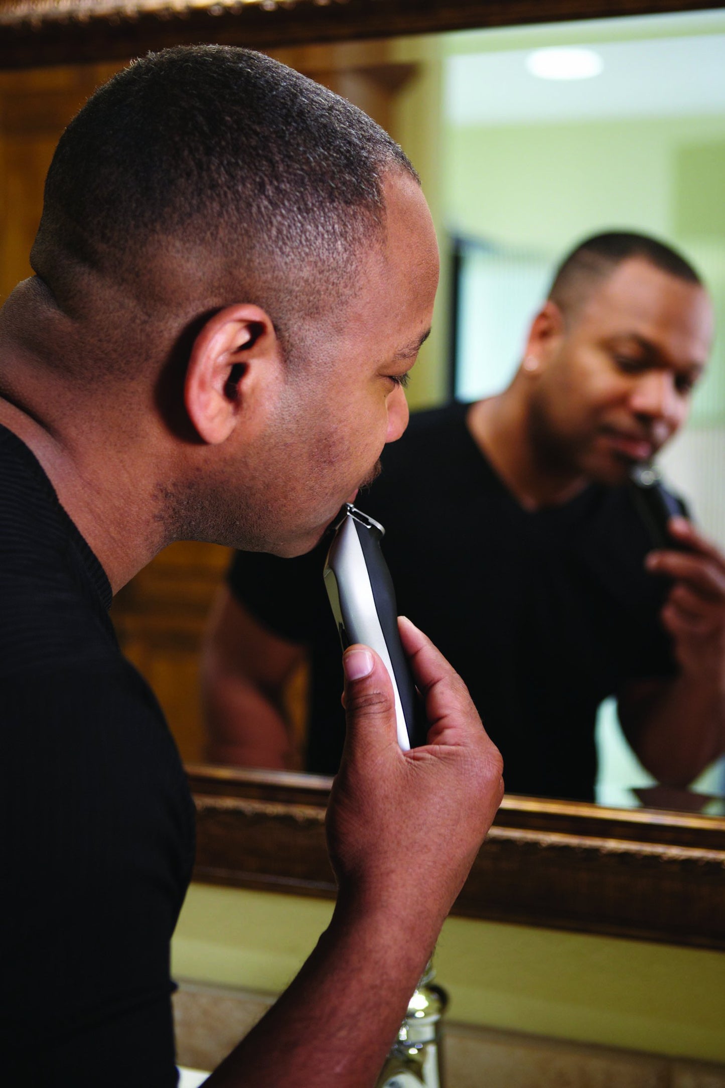 Andis Men 22725 VersaTrim Corded/Cordless Hair & Beard Trimmer Kit - Carbon Steel T-Blade for Close Cutting with Rechargeable Powerful Lithium-Ion Battery - Set of 14-Pieces, Silver